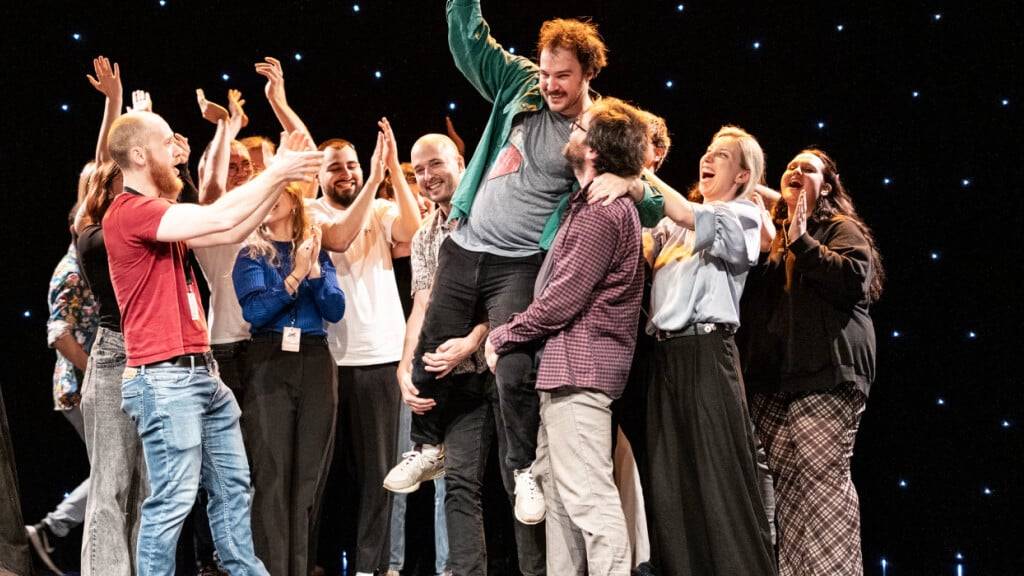 Valerio Moser wurde mit einer Liebeserklärung an sein Trottinett Schweizermeister im Poetry Slam.