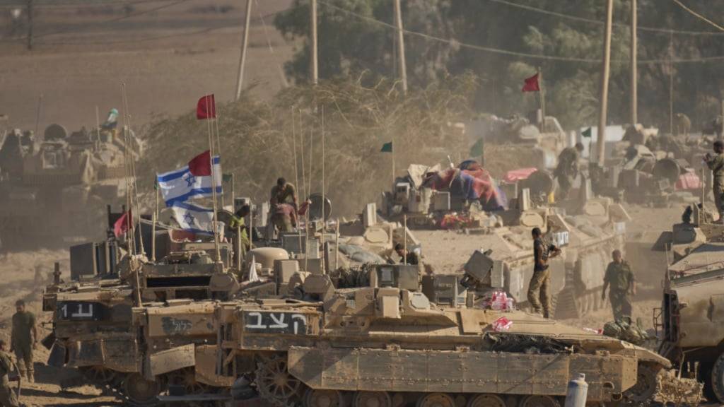 ARCHIV - Israelische Soldaten sind in der Nähe der Grenze zum Gazastreifen im Süden Israels zu sehen. Foto: Ohad Zwigenberg/AP/dpa