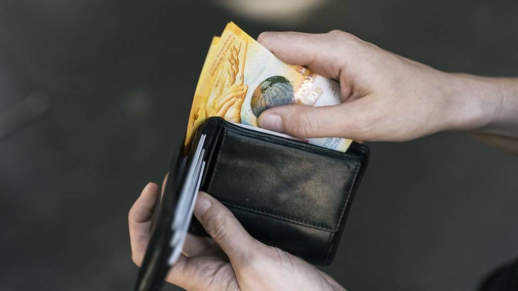 Trotz einer Lohnerhöhung auf dem Papier dürften die meisten Angestellten im kommenden Jahr unter dem Strich nicht mehr Geld im Portemonnaie haben. Schuld ist die Teuerung. (Themenbild)