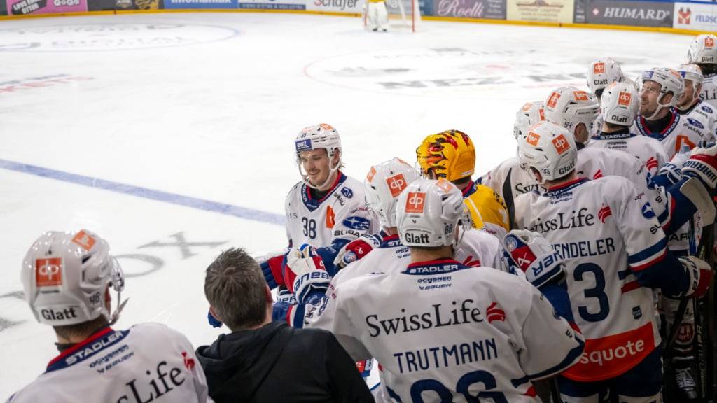 Der zweifache Torschütze Rudolfs Balcers nimmt nach dem 3:0 für den ZSC die Gratulationen seiner Teamkollegen entgegen