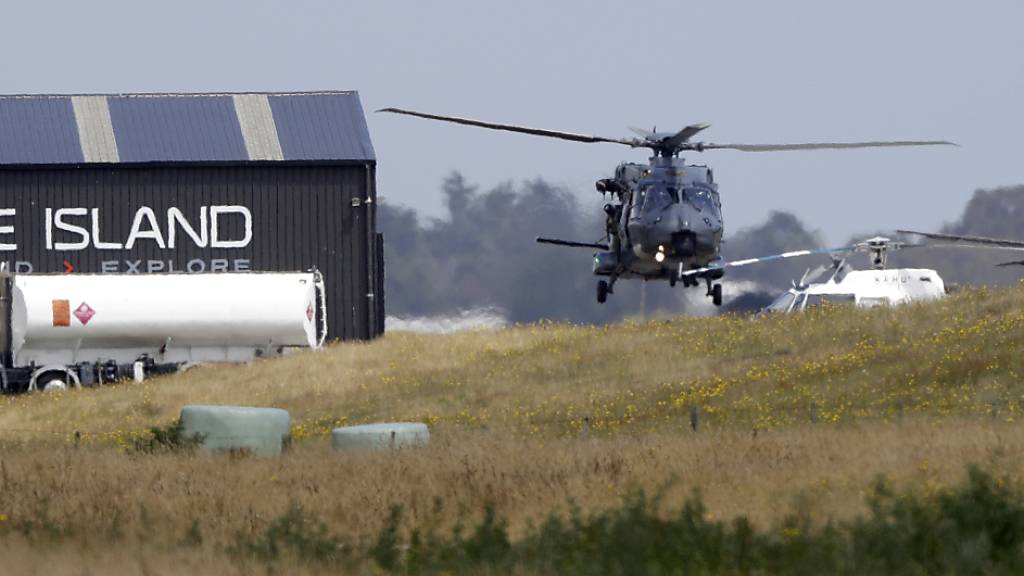 Ein Marine-Helikopter kehrt nach der Leichenbergung auf der Vulkaninsel White Island zum Flughafen Whakatane auf der neuseeländischen Nordinsel zurück.