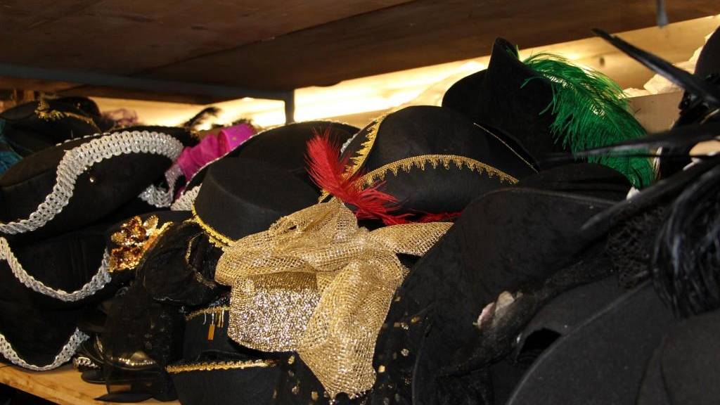 Viele Hüte gehören zu den Kostümen dazu.