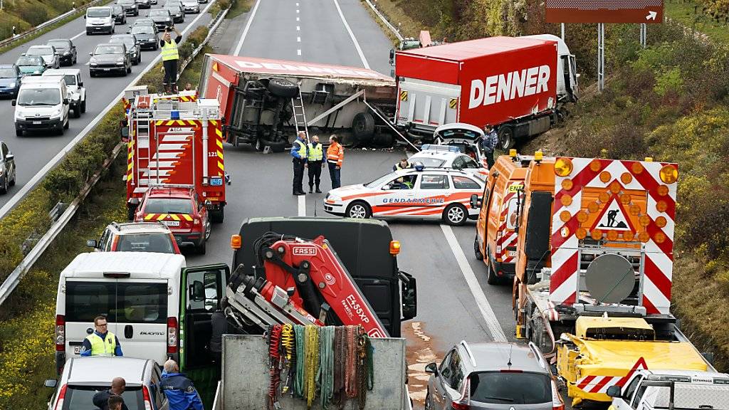 Wegen des verunfallten Lastwagens kam der Verkehr auf der A1 in der Waadt in Richtung Genf zum Erliegen.