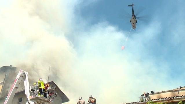 Feuerwehr und Militär kämpfen gegen Flammen