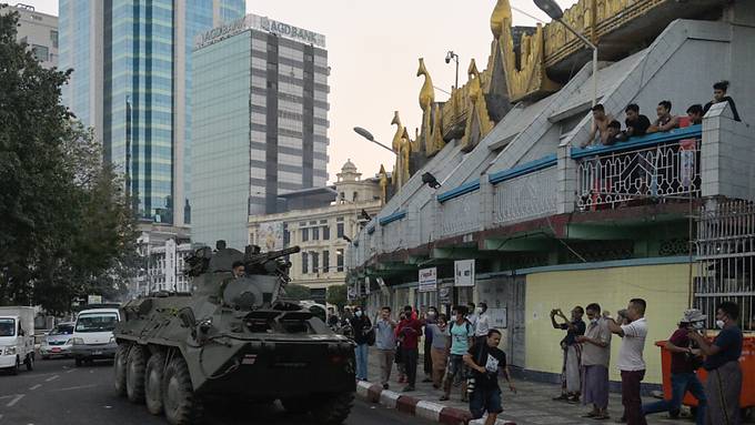 Kein Ende der Proteste gegen Putsch in Myanmar - Panzer in Rangun