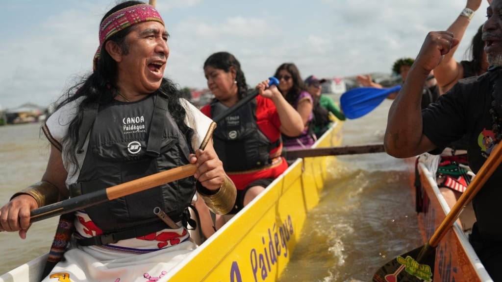 Indigene nehmen an der Veranstaltung People's Summit in der Guajara-Bucht während der Weltklimakonferenz COP30 teil. Rund 200 Staaten verhandeln in Brasilien zwei Wochen lang darüber, wie die Erderwärmung eingedämmt werden kann. Foto: Joshua A. Bickel/AP/dpa