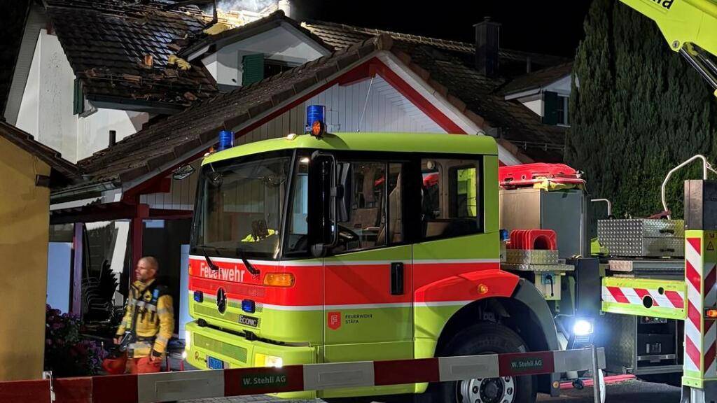 Bei einem Dachstockbrand in Hombrechtikon ZH ist laut Polizei grosser Schaden an einer Doppeleinfamilienhaus-Hälfte entstanden.