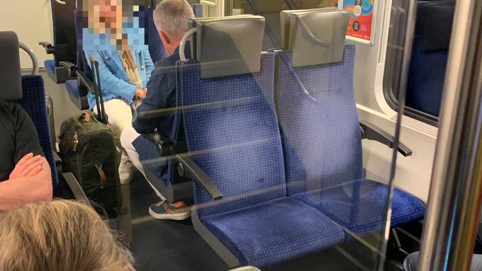 Passagierin versperrt in Zürcher S-Bahn Weg – und es ist ihr schnuppe