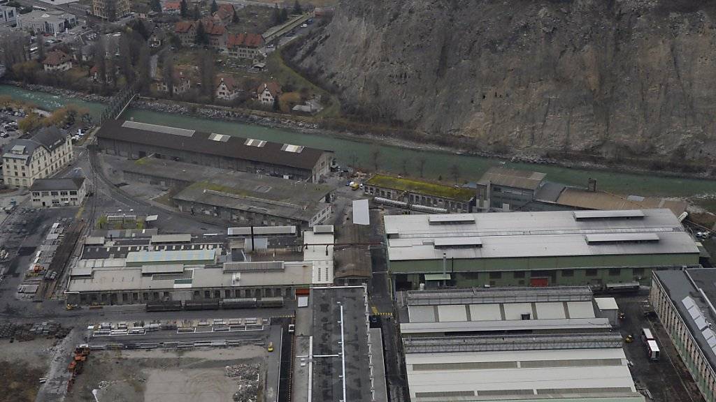 Die letzten Spuren der Aluminiumproduktion im Wallis werden mit der Sanierung des Industriegeländes in Chippis verschwinden (Archiv).