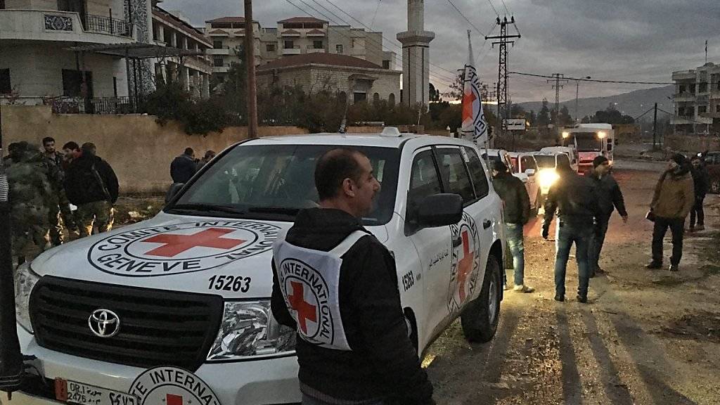 Ein IKRK-Hilfskonvoi erreicht das eingeschlossene Madaja nordwestlich der syrischen Hauptstadt Damaskus (Aufnahme vom Januar 2016).