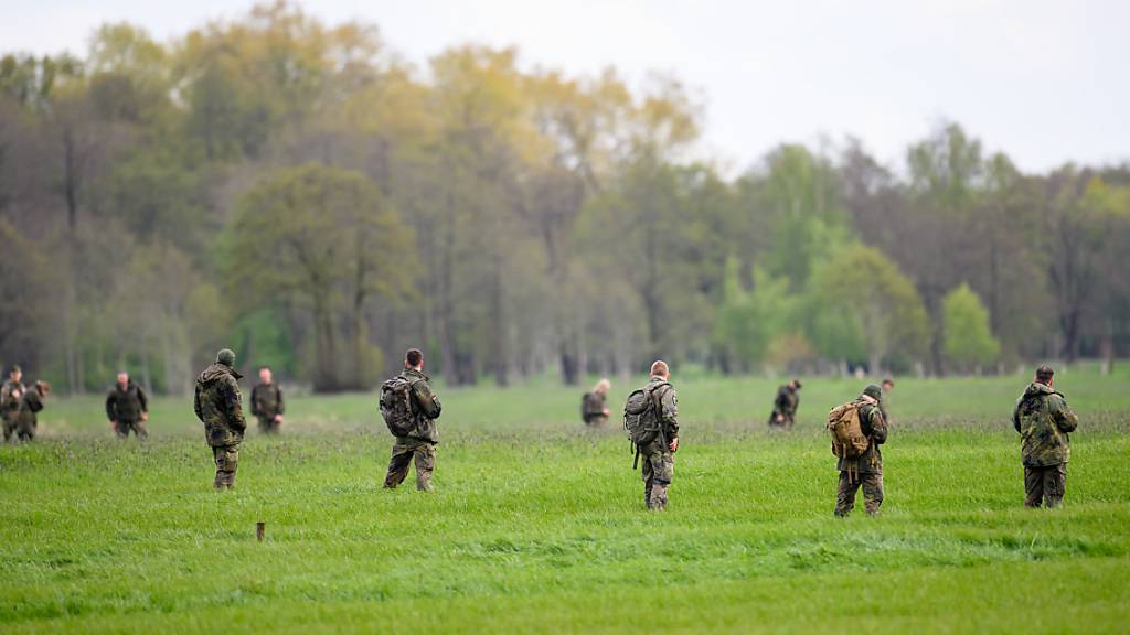 Soldaten der Bundeswehr durchsuchen ein Feld unweit der Oste in Niedersachsen. Foto: Daniel Reinhardt/dpa
