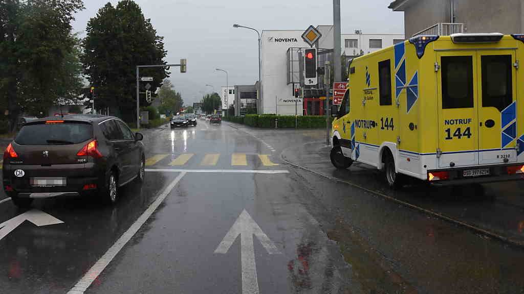 An dieser Kreuzung fuhr ein zehnjähriger Velofahrer trotz Rotlichts über den Fussgängerstreifen. Er wurde von einem Auto erfasst und verletzt.