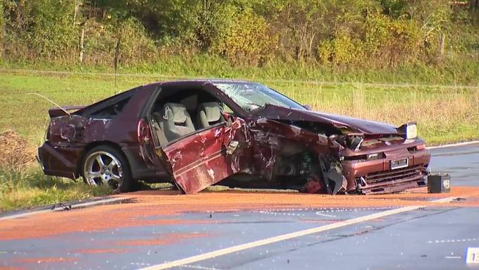 Zwei Autos krachen ineinander – beide Lenker schwer verletzt