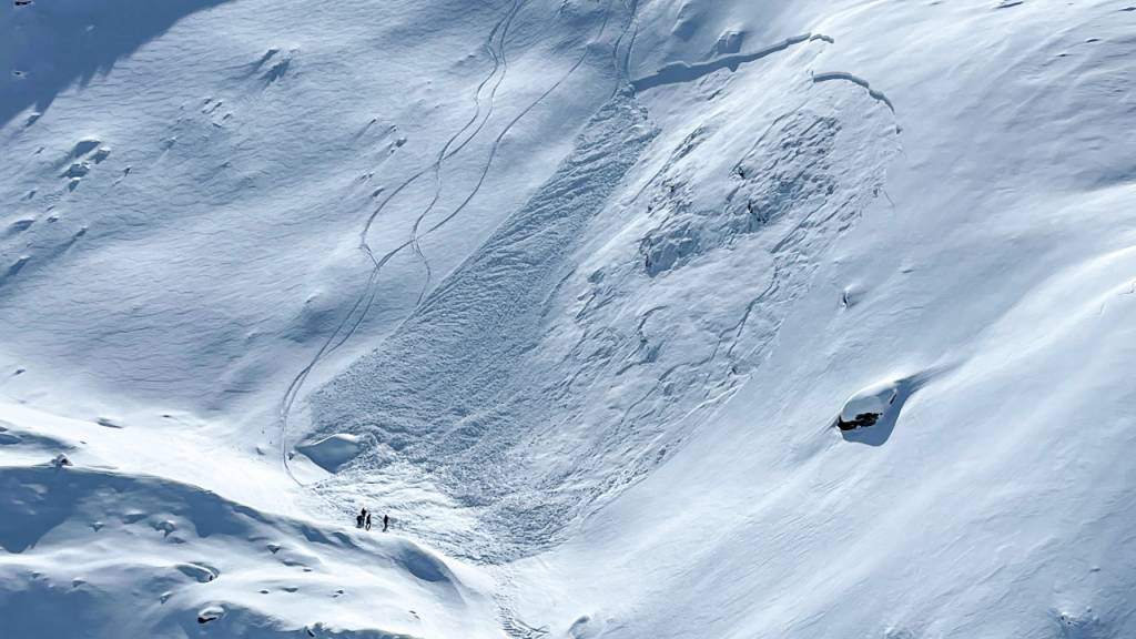 Ein Skifahrer ist am Samstag von einer Lawine verschüttet worden und gestorben.