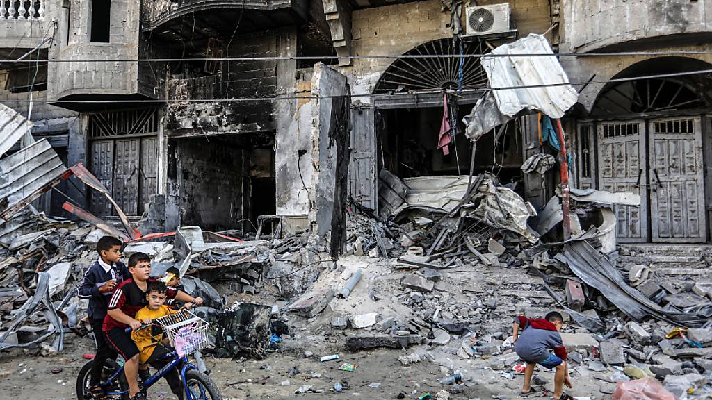 Palästinensische Kinder spielen nach einem israelischen Bombenangriff in der Nähe des zerstörten Hauses der Barhoum-Familie. Foto: Abed Rahim Khatib/dpa