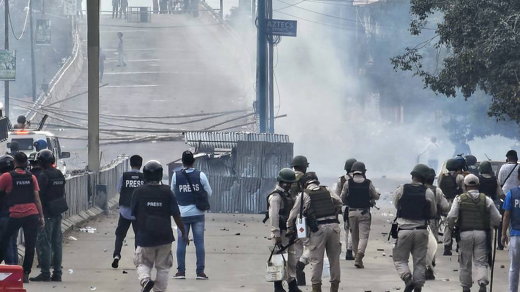 Die Polizei feuert Tränengasgranaten ab, um Studenten zu vertreiben, die gegen eine neue Welle ethnischer Gewalt im nordöstlichen indischen Bundesstaat Manipur protestieren. Foto: Paojel Chaoba/AP/dpa