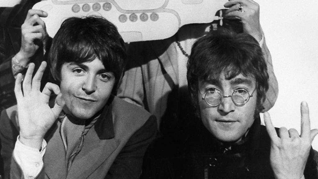 ARCHIV - Die vier «Pilzköpfe» der britischen Popgruppe «The Beatles» (l-r) George Harrison, Ringo Starr, Paul McCartney und John Lennon stehen mit einer Ausschneidefigur vom «Yellow Submarine». Foto: PA Wire/dpa