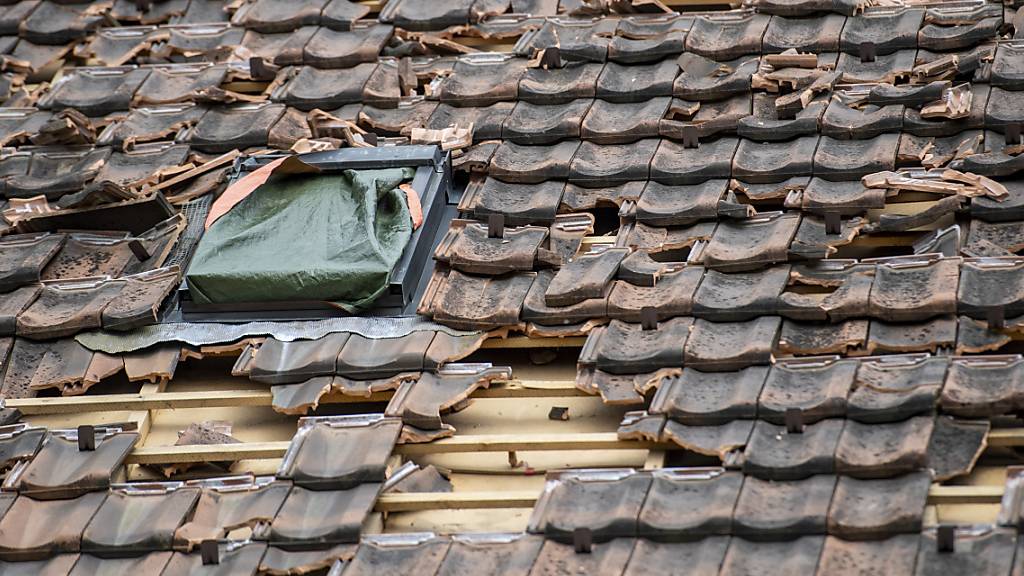 Vom Hagel zerstörtes Hausdach in Wolhusen: Im Kanton Luzern richteten die Unwetter im Sommer 400 Millionen Franken Schäden an. (Archivbild)