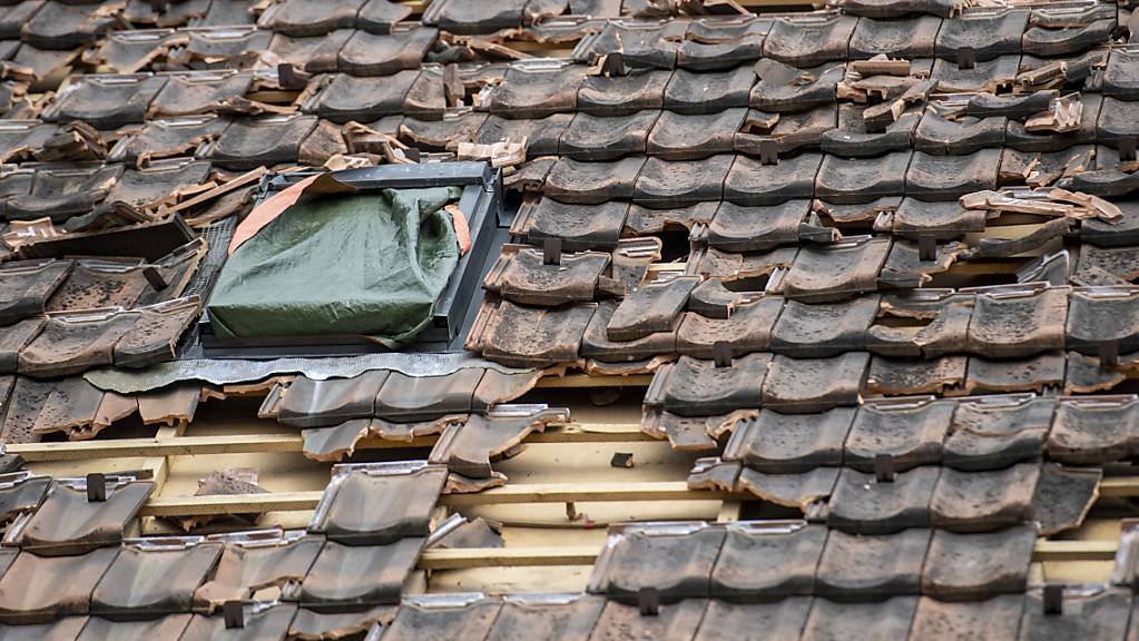 Vom Hagel zerstörtes Hausdach in Wolhusen: Im Kanton Luzern richteten die Unwetter im Sommer 400 Millionen Franken Schäden an. (Archivbild)