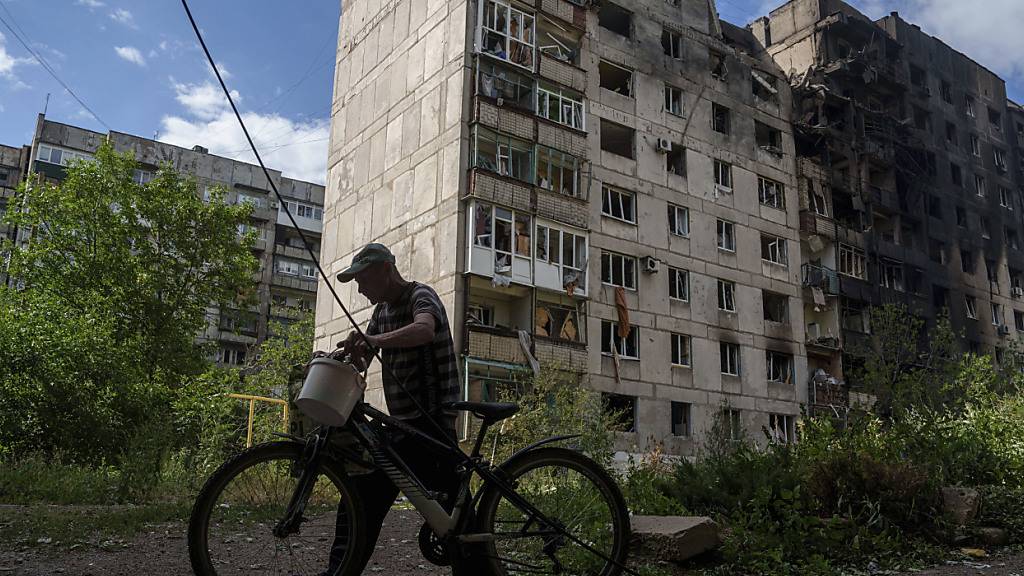 ARCHIV - «Orientierungsweise 40 bis 50 Prozent der Stadt befinden sich unter der Kontrolle der ukrainischen Streitkräfte. Das übrige Stadtgebiet ist vom Feind erobert», sagte der Chef der städtischen Militärverwaltung, Wassyl Tschyntschyk. Foto: Evgeniy Maloletka/AP/dpa