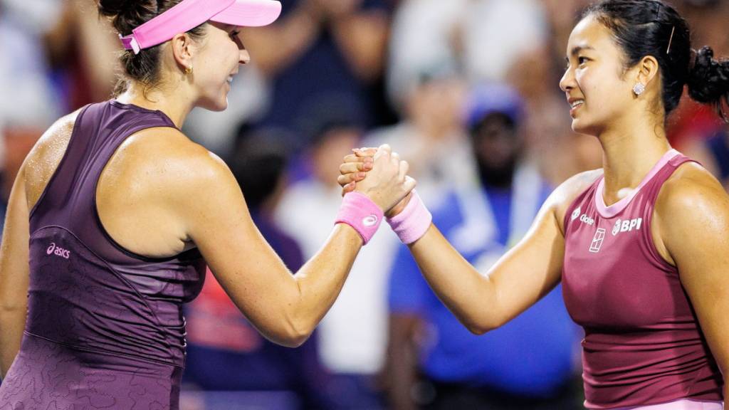 Belinda Bencic erhält von Alexandra Eala nach ihrem Viertelfinaleinzug Glückwünsche
