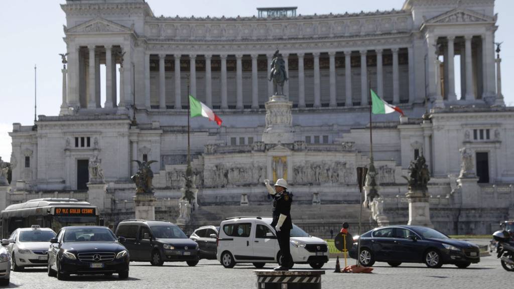 Mit dem Auto in Rom oder Florenz nicht aufgepasst - und schon sind 100 Euro weg. Die verkehrsberuhigten Zonen in Italiens Städten sorgen immer wieder für Ärger. Nirgendwo in Europa gibt es mehr. (Archivbild)