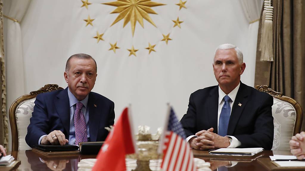 US-Vize-Präsident Mike Pence hat sich nach eigenen Angaben mit dem türkischen Präsidenten Recep Tayyip Erdogan auf eine Waffenruhe für den Nordosten Syriens verständigt.