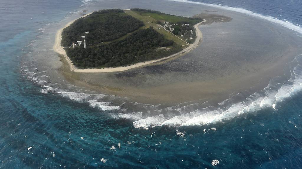 ** FILE**  A Friday, May 10, 2013 file photo shows an aerial view of Lady Elliott Island. The 45 hectares island is the southernmost coral cay of the Great Barrier Reef.  Australia's Great Barrier Reef will not be listed as endangered but will remain under watch because of «major threats» to its health, a draft recommendation released Friday, May, 29, 2015 by UNESCO to the UN's World Heritage Committee. (AAP Image/Dan Peled) NO ARCHIVING