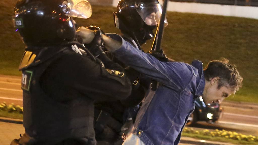 Polizisten verhaften einen Demonstranten während einer Kundgebung. Foto: -/TUT.by/AP/dpa