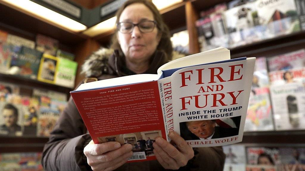 Das Enthüllungsbuch «Fire and Fury: Inside the Trump White House» soll als TV-Serie verfilmt werden. Autor Michael Wolff ist als Produzent fungieren. (Archivbild)