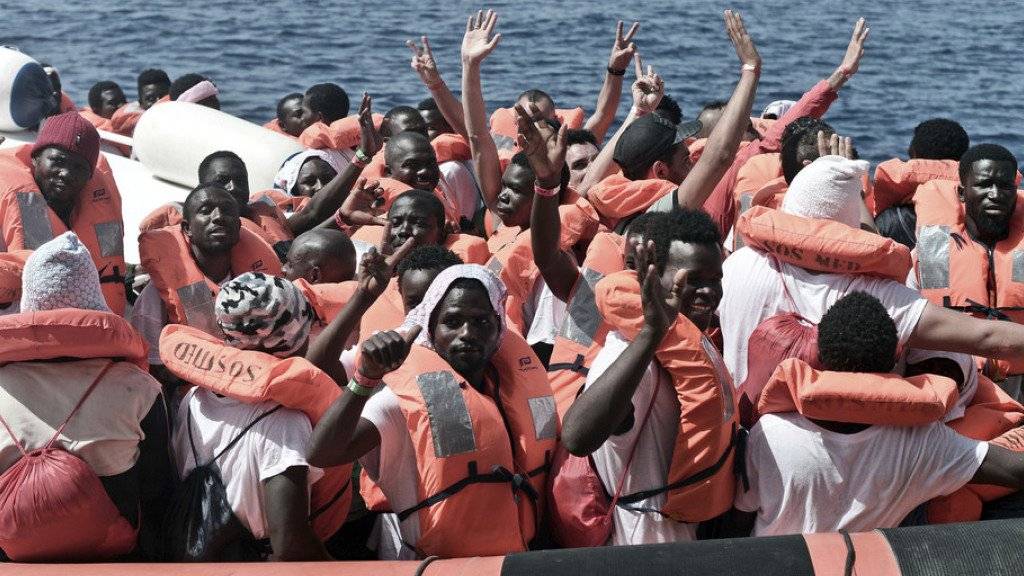 Flüchtlinge von der «Aquarius» winken, nachdem sie auf ein Boot der italienischen Küstenwache gebracht wurden.