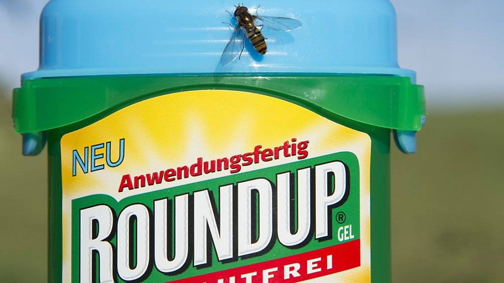 Steht im Verdacht, Krebs zu verursachen: das Unkrautvernichtungsmittel Roundup der Bayer-Tochter Monsanto. (Symbolbild)