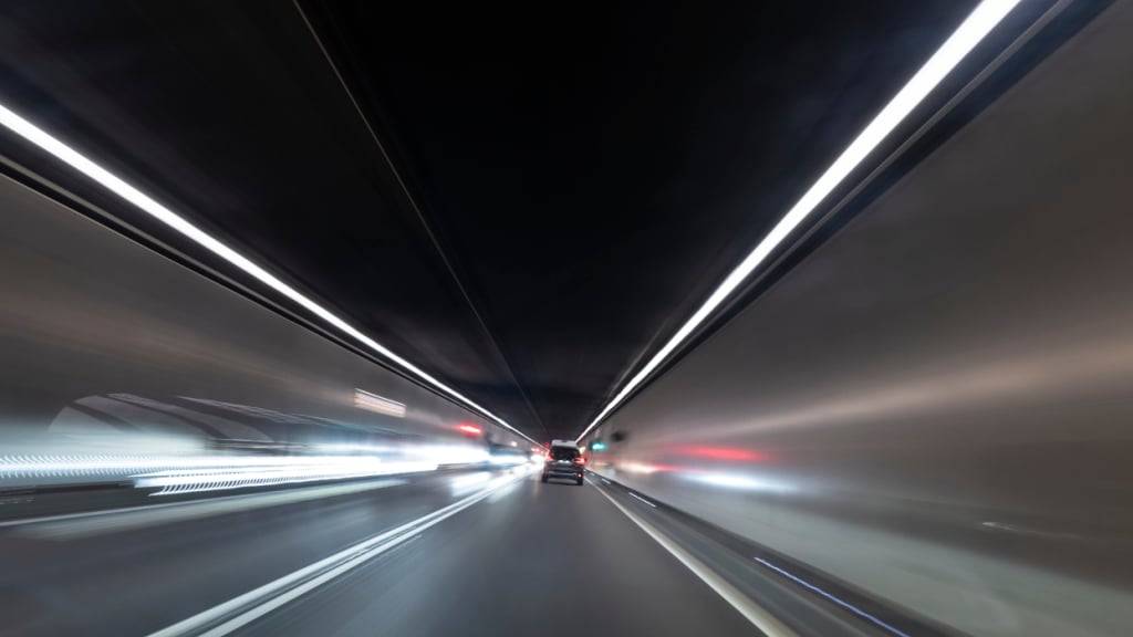 Für eine Fahrt durch den Gotthard-Strassentunnel soll wie bisher keine Mautgebühr verlangt werden. Dieser Meinung ist der Nationalrat. (Archivbild)