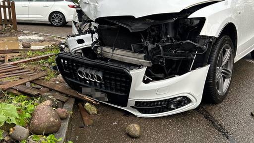 Mutter (37) von Baby abgelenkt: Audi kracht in Wohlen in Mauer