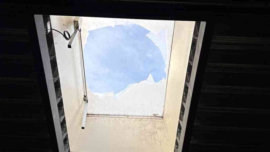 Durch diese Oberlichtkuppel stürzten die beiden 22-Jährigen rund vier Meter in die Tiefe.