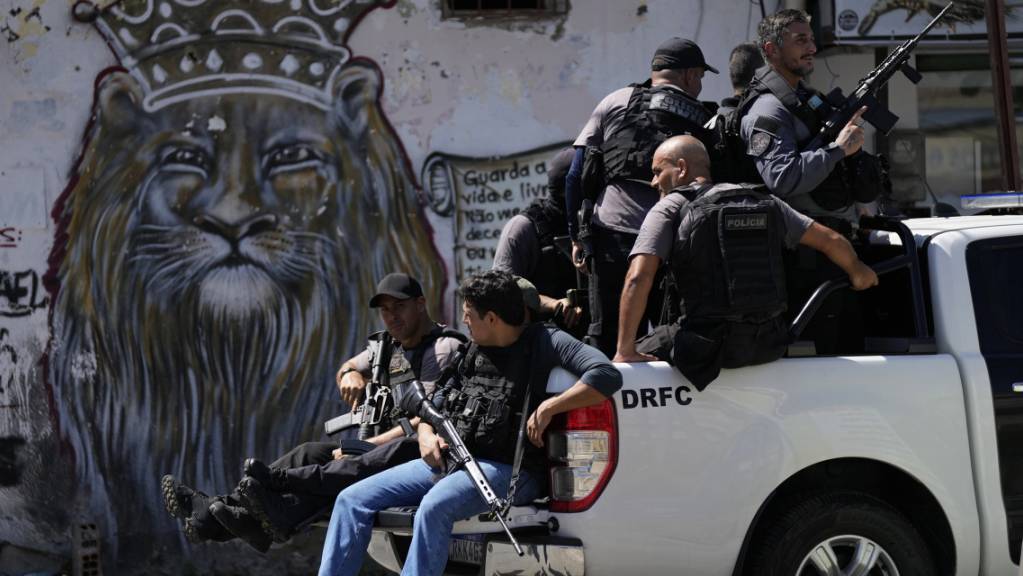 Militärpolizei besetzt die Favela Jacarezinho in Rio de Janeiro. Die Besetzung der Favela durch die Militärpolizei ist die erste Phase des neuen Programms der Regierung des Bundesstaates Rio de Janeiro zur Bekämpfung des organisierten Verbrechens und der versprochenen sozialen Interventionen. Foto: Silvia Izquierdo/AP/dpa