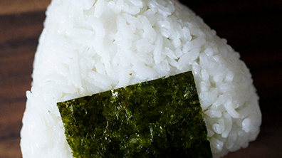 Onigiri: Ein Reisball ist in Japan ein beliebter Snack. (hapanom.com)