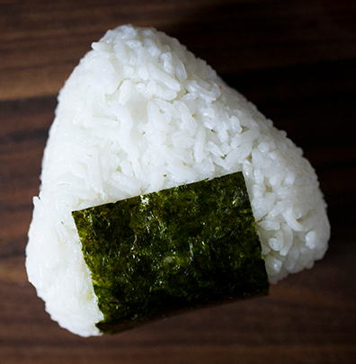 Onigiri: Ein Reisball ist in Japan ein beliebter Snack. (hapanom.com)