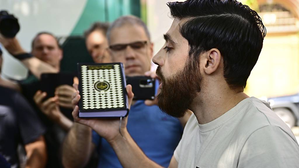 Dem schwedischen Rundfunksender SVT zufolge schmiss der Mann vor der israelischen Botschaft ein Feuerzeug auf den Boden und erklärte, er habe nicht die Absicht gehabt, die Bücher zu verbrennen. Foto: Magnus Lejhall/TT/TT News Agency/AP/dpa - ACHTUNG: Nur zur redaktionellen Verwendung und nur mit vollständiger Nennung des vorstehenden Credits