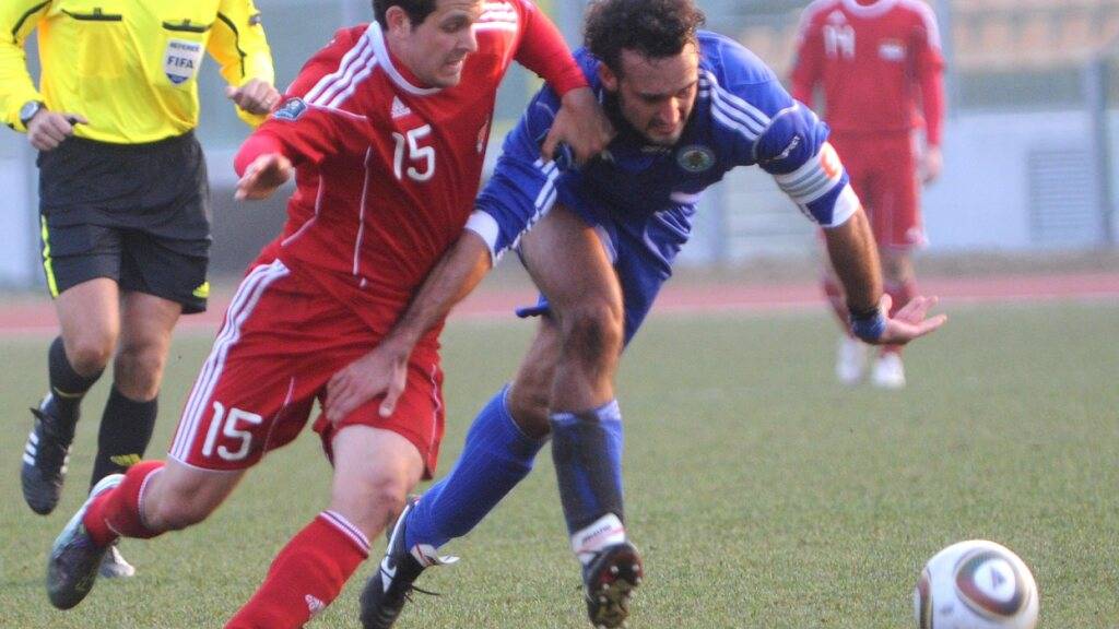 San Marinos Alessandro Della Valle (rechts) im Duell mit Liechtensteins David Hasler in einem Freundschaftsländerspiel im Februar 2011