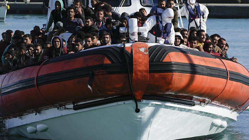 Mehr als 250 junge Männer und Jungen, die meisten von ihnen aus Ägypten, konnten von der italienischen Küstenwache in der Nacht gerettet werden. Foto: Alessandra Tarantino/AP/dpa