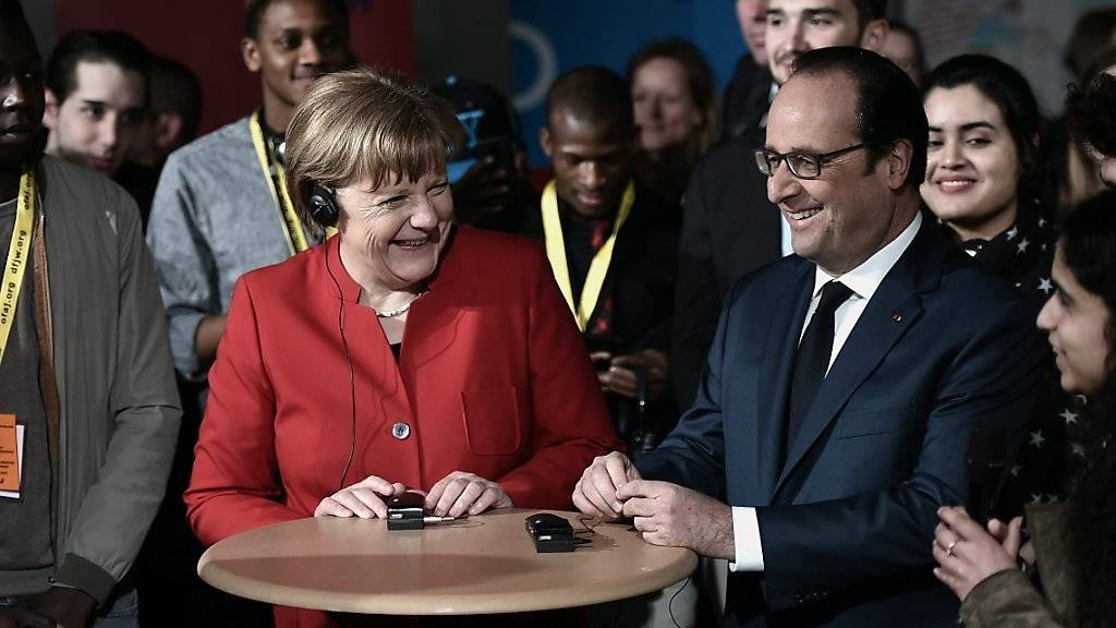 In Anwesenheit von Schülern beider Länder reden Bundeskanzlerin Merkel und Präsident Hollande darüber, wie sie gegenseitig über Erfahrungen mit der Integration von Ausländern profitieren können.