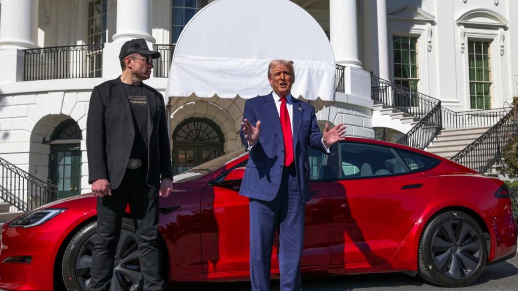 ARCHIV - US-Präsident Donald Trump (r) und Tesla-CEO Elon Musk sprechen zu Reportern auf dem Südrasen des Weißen Hauses. Foto: -/Pool/AP/dpa
