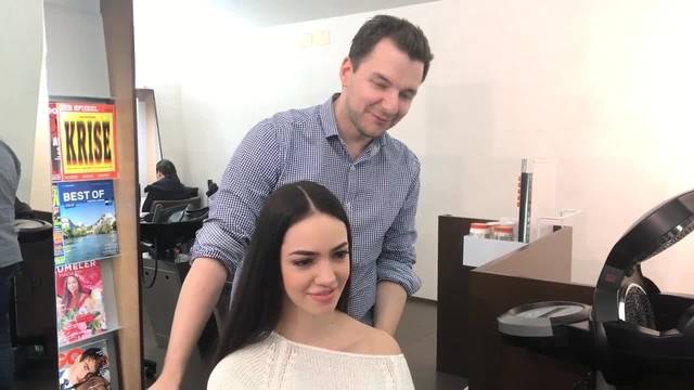 Oliver versucht sich als Friseur an Miss Schweiz Kandidatin Jastina Doreen
