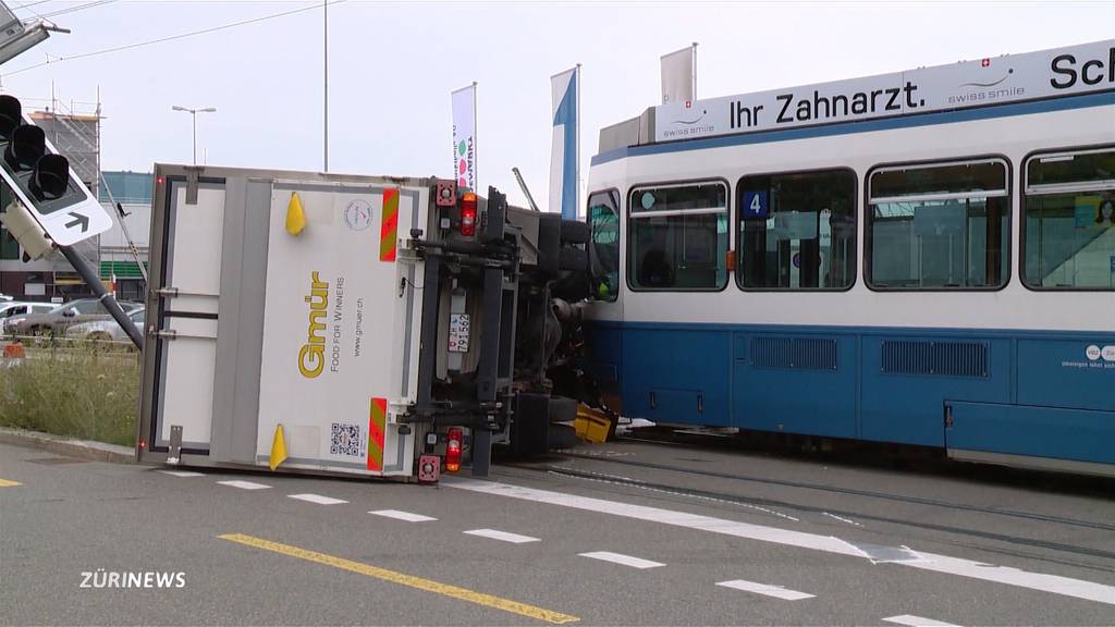 Lastwagen kollidiert mit Tram