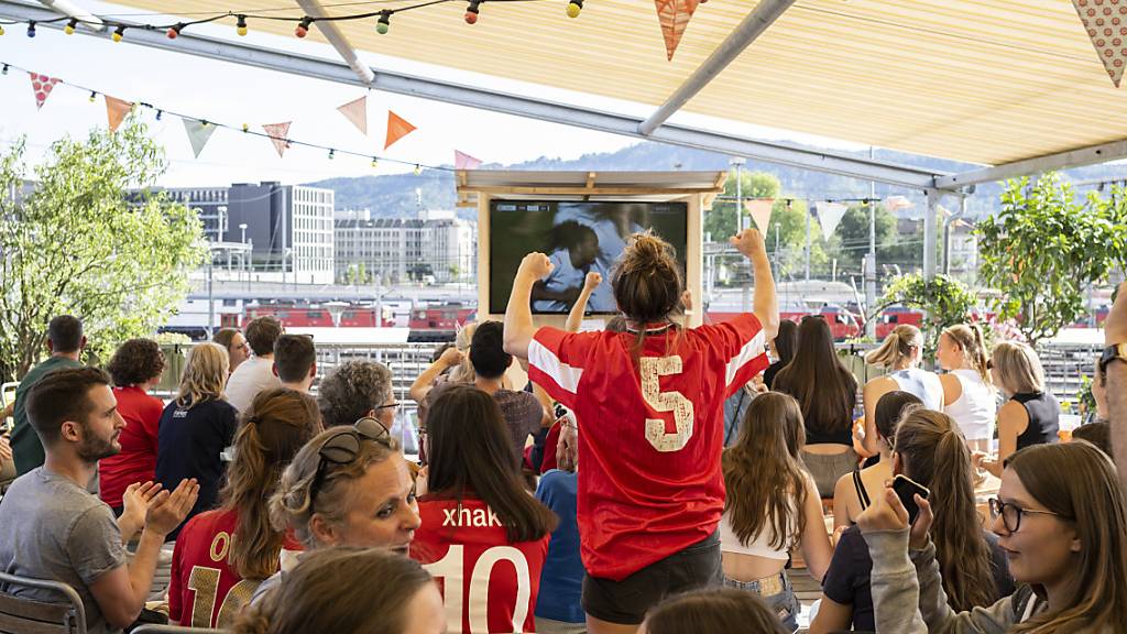 Die St.Galler Regierung will die Frauenfussball-EM 2025 mit drei Spielen in St.Gallen finanziell unterstützen - unter anderem für Fanzonen und Public Viewings. (Archivbild)