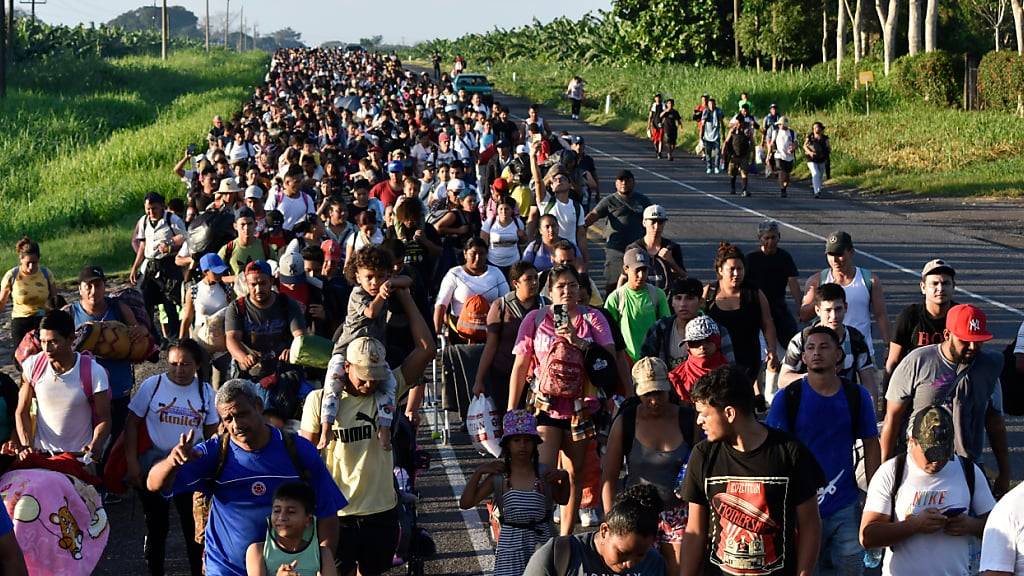 ARCHIV - Migrantinnen und Migranten gehen auf ihrer Reise nach Norden in Richtung US-Grenze auf der Autobahn durch Suchiate im Bundesstaat Chiapas in Südmexiko. Foto: Edgar H. Clemente/AP/dpa