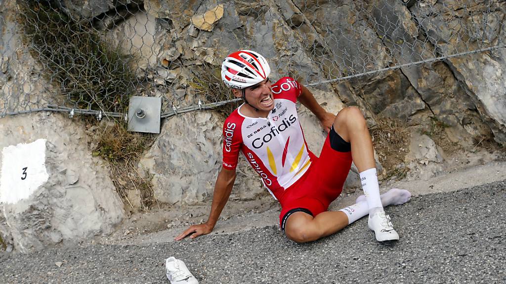 Anthony Perez sitzt nach seinem schweren Sturz in der 3. Etappe der Tour de France mit schmerzverzerrten Gesicht auf dem Asphalt