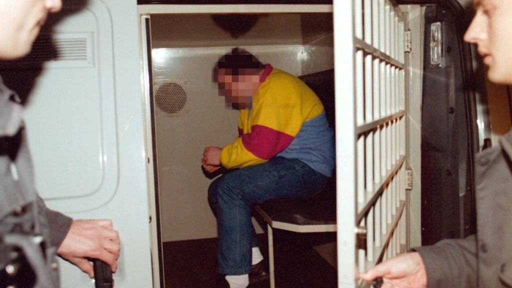 Der als «Uzi-Killer» bekannt gewordene Mann darf das erste Mal seit seinem vorzeitigen Strafantritt im Jahr 1994 einen begleiteten, fünfstündigen Ausgang unternehmen. Das Archivbild zeigt ihn beim Prozess 1997 in Brugg AG.