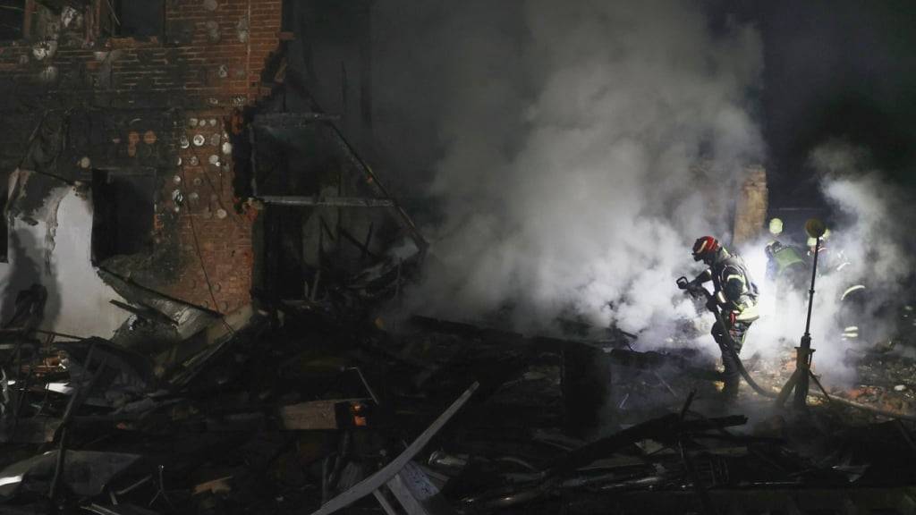 ARCHIV - Rettungskräfte löschen einen Brand in einem Wohnhaus in Charkiw. Foto: Viacheslav Madiievskyi/Ukrinform/dpa